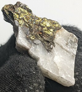 ★方解石中の黄銅鉱　国産鉱物 原石 14g no1