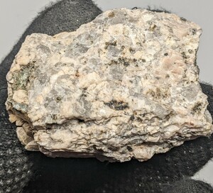★小さな煙水晶がみられる花崗岩　御影石　48g no2　天然石 国産鉱物 国産鉱物標本 岩石 原石