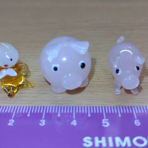 ガラス細工 ミニチュア 豚 と小人