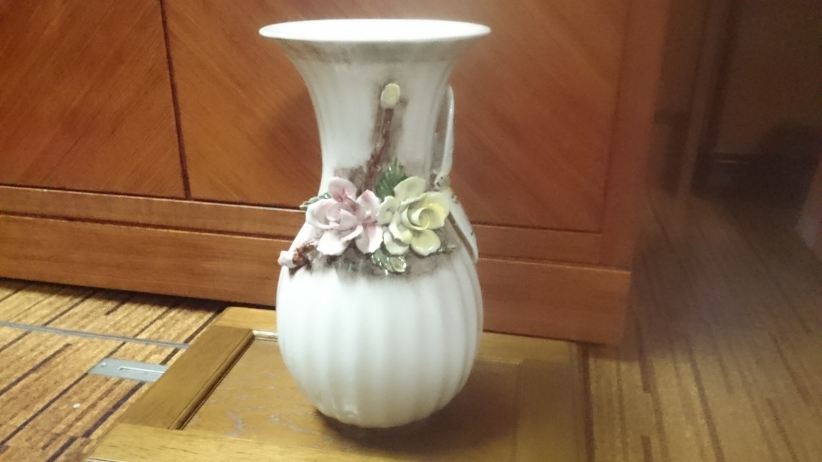 Handmade vase MADE IN ITALY Flower and butterfly motif Good condition Free delivery by courier, furniture, interior, interior accessories, vase