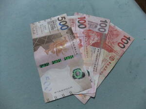 香港ドル札　５００×１枚、１００×３枚　　折れ・汚れあり 　