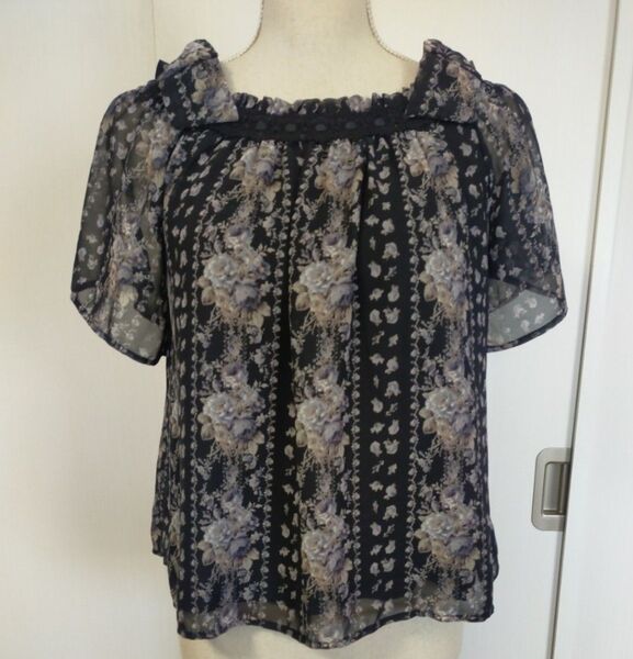 【美品】アクシーズファム◆2way薔薇柄ショルダーリボンプルオーバー(黒ブラック)半袖◆レース 花柄 色違いピンク別出品 ブラウス
