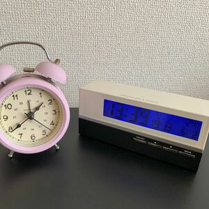 目覚まし電波時計(美品)とピンクの目覚まし時計の2個セット