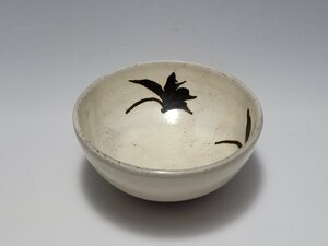 白釉 鉄絵花紋 茶杯 時代唐物 幅約8.2cm / 宋元時代 盃 小碗 杯 盞 小鉢 道具 煎茶道具 酒器 唐物 人間国宝 李朝 高麗 古玩 古董