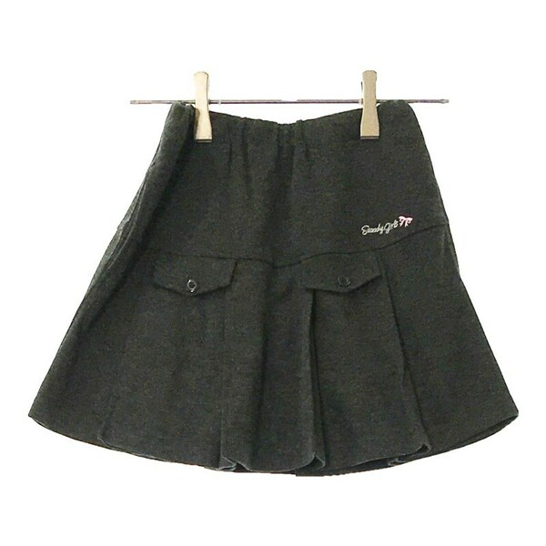 【28505】 スカート サイズ130 グレー ガーリー プリーツ フェイク ボタン ポケット 英語 プリント 伸縮性 かわいい シンプル キッズ