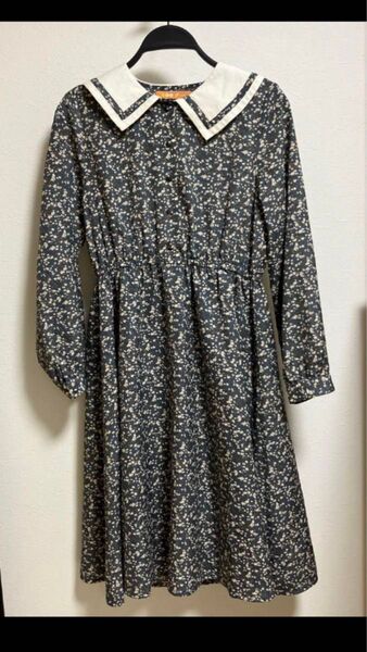 フィント ライン入りクレリック衿小花柄ワンピース