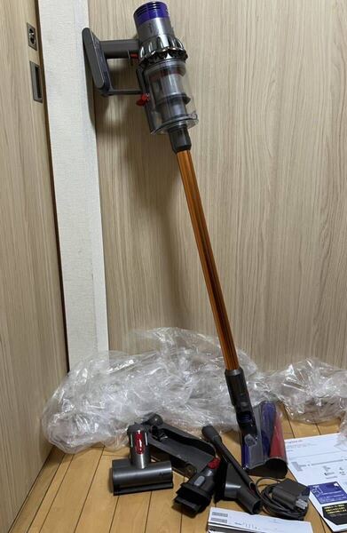 送料無料~(動作品)dyson SV12 ダイソン コードレスクリーナー (附属品多数)(C-6)