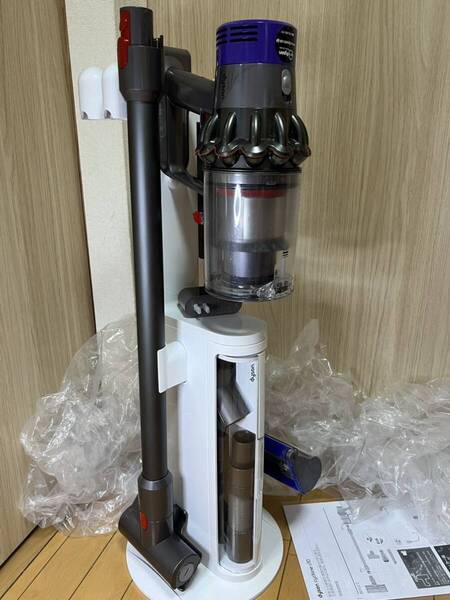 送料無料~(動作品)dyson SV12 ダイソン コードレスクリーナー 純正スタンド付き 附属品多数(W-26)