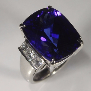 TANZANAITORING high quality . valuable ., very beautiful blue ground color. middle . violet . coming off .. platinum 900 tanzanite ring.