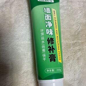 室内壁にさまざまな大きさの穴を埋め修復する修補膏 室内の汚れた壁修理塗装