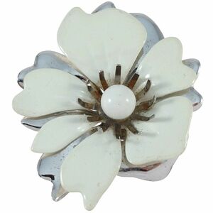 A3659* [SARAH COVENTRY] * white flower. Vintage brooch * flower motif *