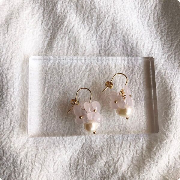 no.913 sale 1点のみ 淡水パールと紫陽花のゆらゆらピアス アジサイ 淡色 pink パール レジンピアス ハンドメイド