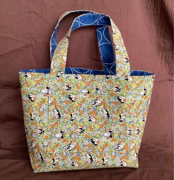 ミニトートバッグ (お弁当袋、お散歩用) ハンドメイド 接着芯、底板入り 花柄 犬(フレンチブルドッグ)柄
