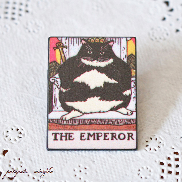 猫のピンバッジ タロットカード 皇帝 THE EMPEROR バッジ ネコ 雑貨 小物 ピンズ ブローチ ネコ ピンバッチ パタミン ねこ