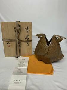 * Bizen .* flower vase flower go in *. cape . one structure * also box *