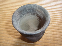 ■希少 美品 紀元前3000年～新石器時代後期！中国陶磁（黄河流域） 黒陶土器 （き）三本脚調理器 高さ約13ｃｍ、上部口径約10ｃｍ_画像3