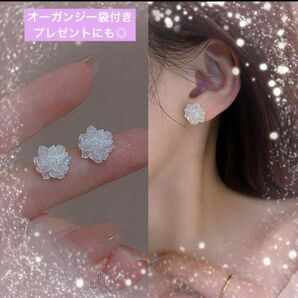 ピアス シンプル 花 フラワー フォーマル パーティ 冠婚葬祭 小さめ 小ぶり 匿名 24時間以内発送 白 ホワイト プレゼント