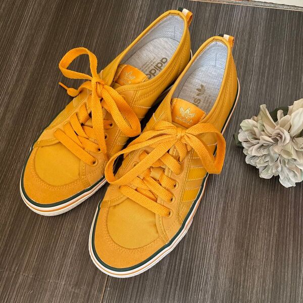 美品 adidas スニーカー 26.5cm マスタード色