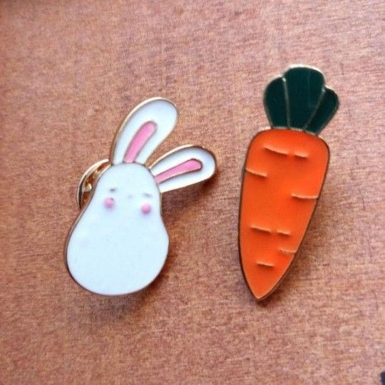 うさぎとニンジンのピンバッジ★新品未使用品 ブローチ ピンズ pins 兎 人参 ウサギ 可愛い ほのぼの 癒やし系
