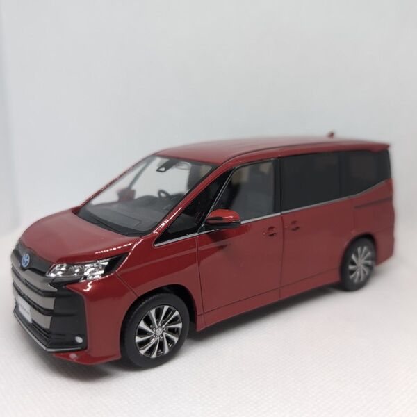 TOYOTA 新型NOAH カラーサンプルミニカー レッドマイカメタリック