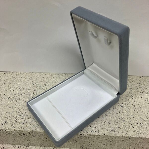 新品ライトグレージュエリーケースコンパクト ネックレスとイヤリングケース