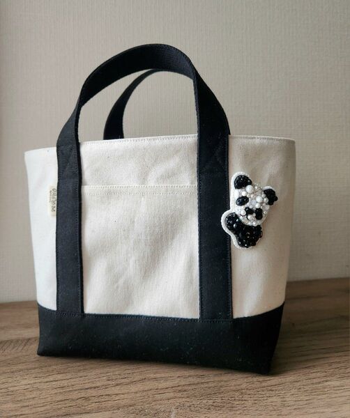 《ハンドメイド》つかまりパンダさんのビーズブローチつき小さめ帆布の トートバッグ