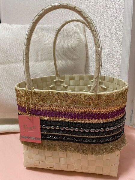 ★新品 上品かごバッグ★ベージュ×ゴールド刺繍リボン★トートバッグ ファンファ かご ベージュ アジアンテイスト