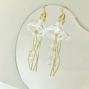透き通る クラゲのピアス クリアカラー ガラスドーム