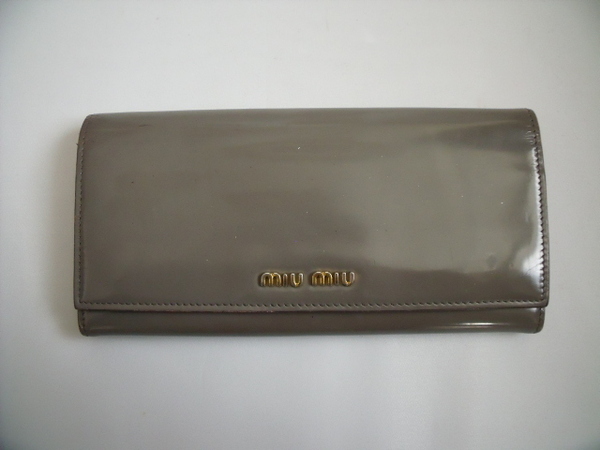 $ 美品 $ 希少 ◆ ミュウミュウ ◆ miumiu ◆ エナメル調 PVC レザー製 ・ 2つ折り 長財布 ◆ 光沢 グレー系 ◆ 送料無料!!