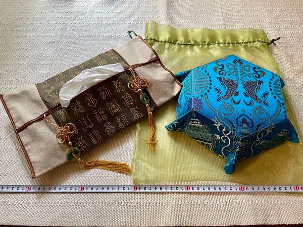 布製 青鯉刺繍 六角形 小物入れ & フェイク翡翠お守り付き 布製ティッシュケース 2点セット