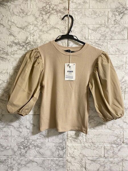 Bershka ボリューム袖 リブトップス ベージュベ ルシュカ ショート丈