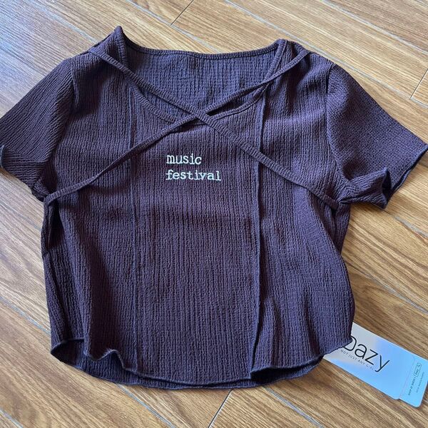 DAZY レター刺繍十字クロップtシャツ