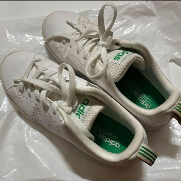 adidas 白 スニーカー