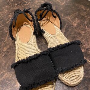 黒 サンダル ぺたんこ