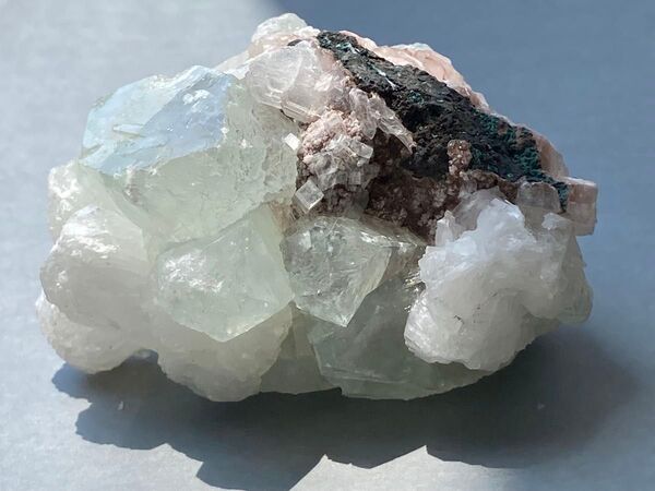 グリーンアポフィライト 原石 天然石 虹入り ステルバイト共生