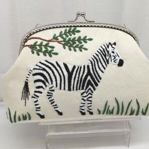 手刺繍がま口ポーチ(ジャングルのシマウマ)生成り