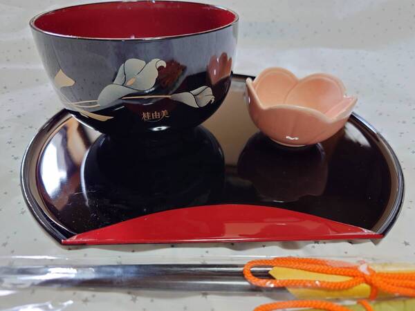 送料込【未使用】桂由美ギフトコレクション カラーリリー 丼とお盆(漆器)・小鉢・お箸の5客セット