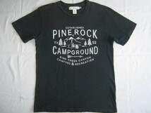 ★古着 日焼けの変色有り H&M エイチアンドエム L.O.G.G. Tシャツ USサイズ L 黒 PINE ROCK CAMPGROUND キャンプ柄 スラブ糸 かすれ加工★_画像1