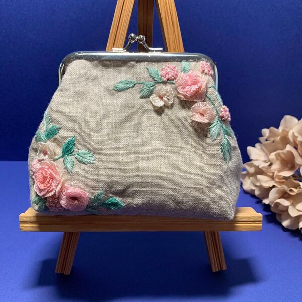 お花刺繍のがま口ポーチ