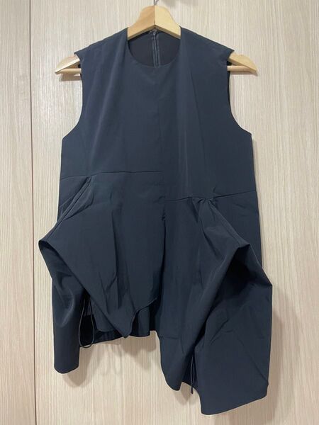 UN3D. TUCK GATHER SLEEVELES TOP