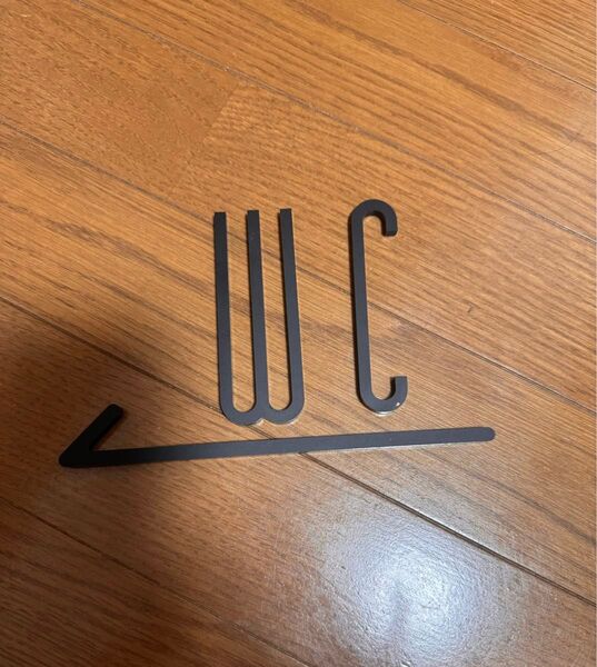 トイレのドアに貼るタイプのやつです。新品未使用です。後ろの白いテープを剥がして貼り付ければOK!