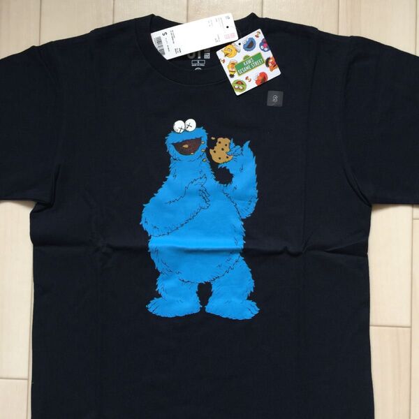 【新品未使用】 ユニクロ UT KAWS カウズ セサミストリート UNIQLO