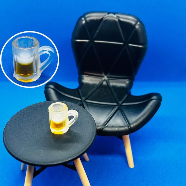 新品ミニチュア3点 生ビールジョッキ1 テーブル黒1 イームズアームチェアー黒1 ビール ビアグラス 雑貨グッズ小物コレクション