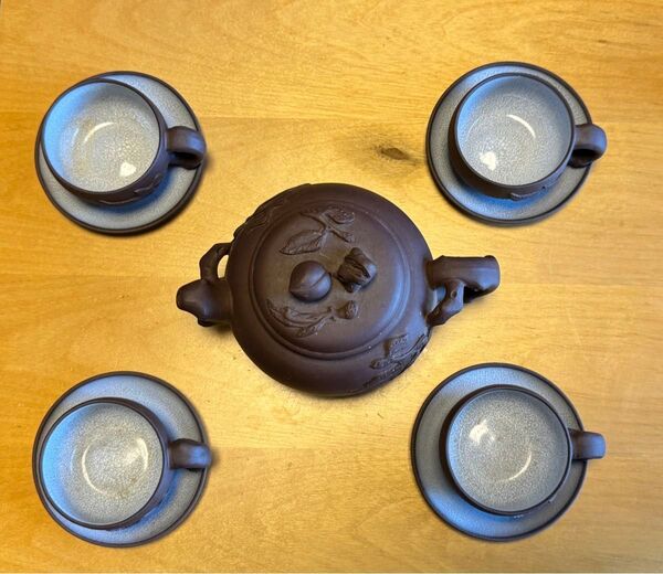 烏龍茶を飲む為の茶器です。