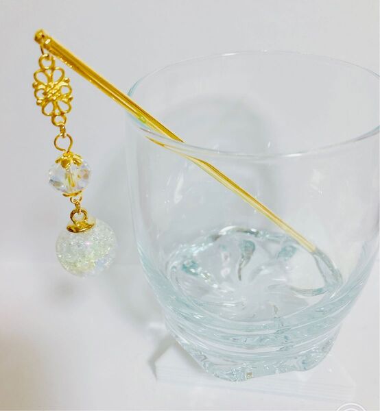 メタルパーツとクラックビーズ のかんざし 白系