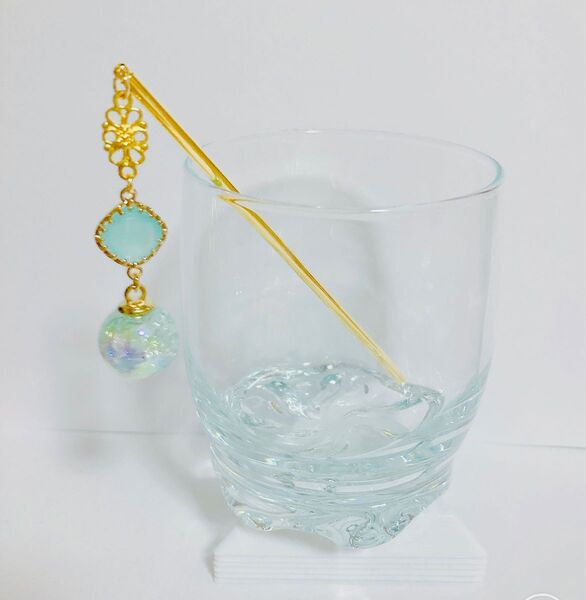 クラックビーズ とメタルパーツのかんざし 水色×白系