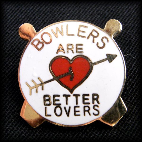USA BOWLING PIN ボウリングピンバッジ BOWLERS ARE BETTER LOVERS No 53