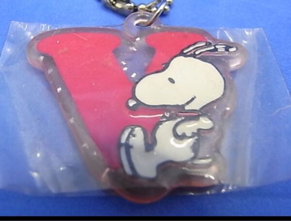 スヌーピー 【 V 】カラフル アルファベット キーチェーン キーホルダー SNOOPY 赤
