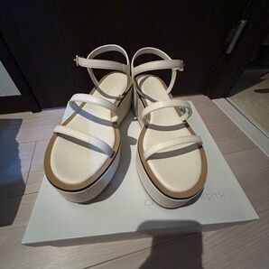 美品 チャールズアンドキース プラットフォームサンダル ホワイト
