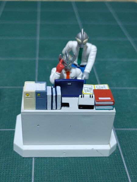 ウルトラマン サラリーマン フィギュア 2種